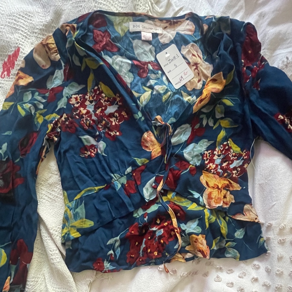 NWT! never worn!! BOG collective blue floral blouse